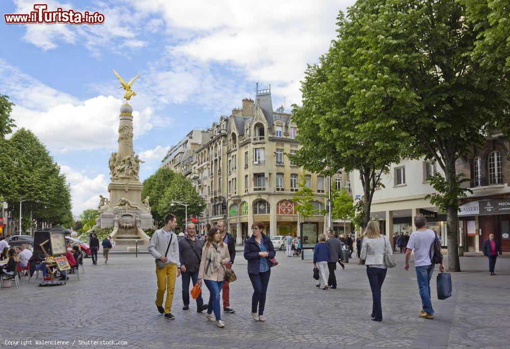 Immagine Gente in Place Drouet d'Erlon a Reims con la fontana Subé, Francia. Situata nel cuore della città e spesso chiamata semplicemente place d'Erlon dai francesi, occupa uno spazio di circa 14 mila metri quadrati con una lunghezza di 401 metri e una larghezza di 35 - © Walencienne / Shutterstock.com