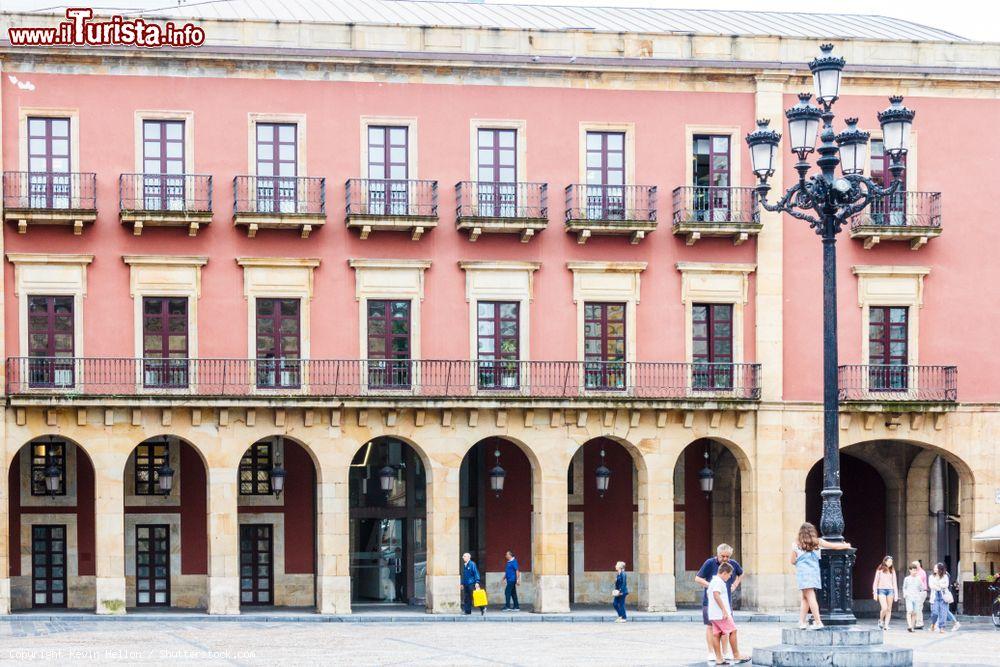 Immagine Gente in Plaza Mayor a Gijon, Spagna. Circondata da palazzi storici e colonnati, questa piazza è una delle principali attrattive della città - © Kevin Hellon / Shutterstock.com