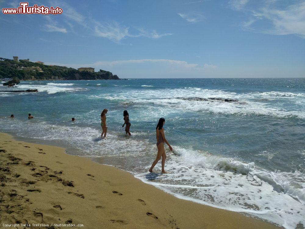 Immagine Gente in relax al mare a Castiglioncello (Toscana) in estate - © Daria Trefilova / Shutterstock.com