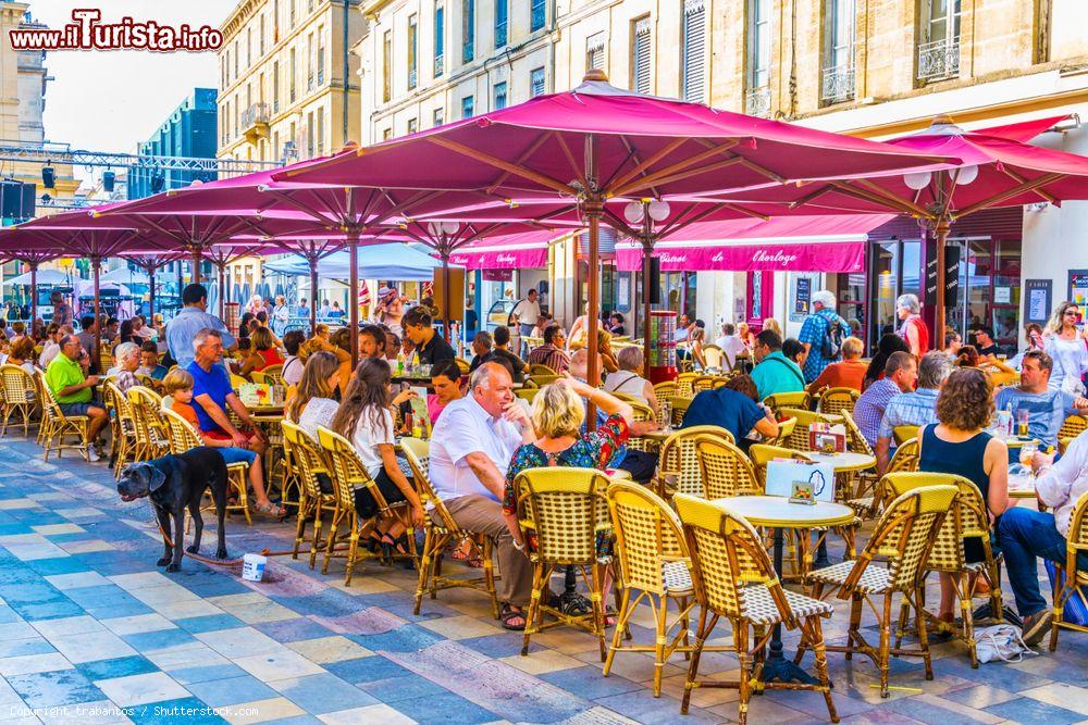 Immagine Gente in relax al ristorante nel centro di Nimes, Francia - © trabantos / Shutterstock.com