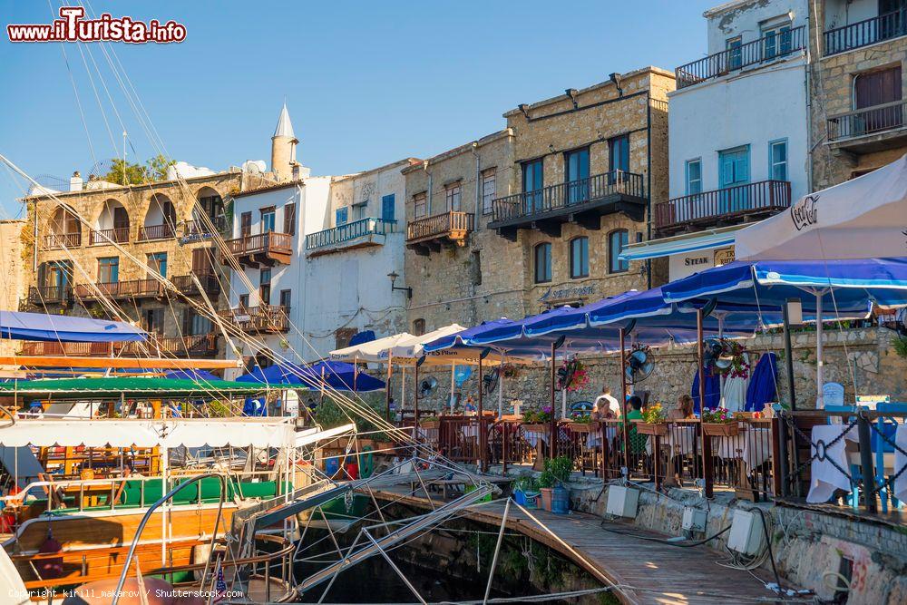 Immagine Gente in relax fra bar e ristoranti nel porto di Kyrenia, isola di Cipro. Questa pittoresca cittadina di mare è intrisa di profumi mediterranei; abbraccia il suo porto come se fosse disposta ad anfiteatro attorno allo spettacolo delle onde - © kirill_makarov / Shutterstock.com