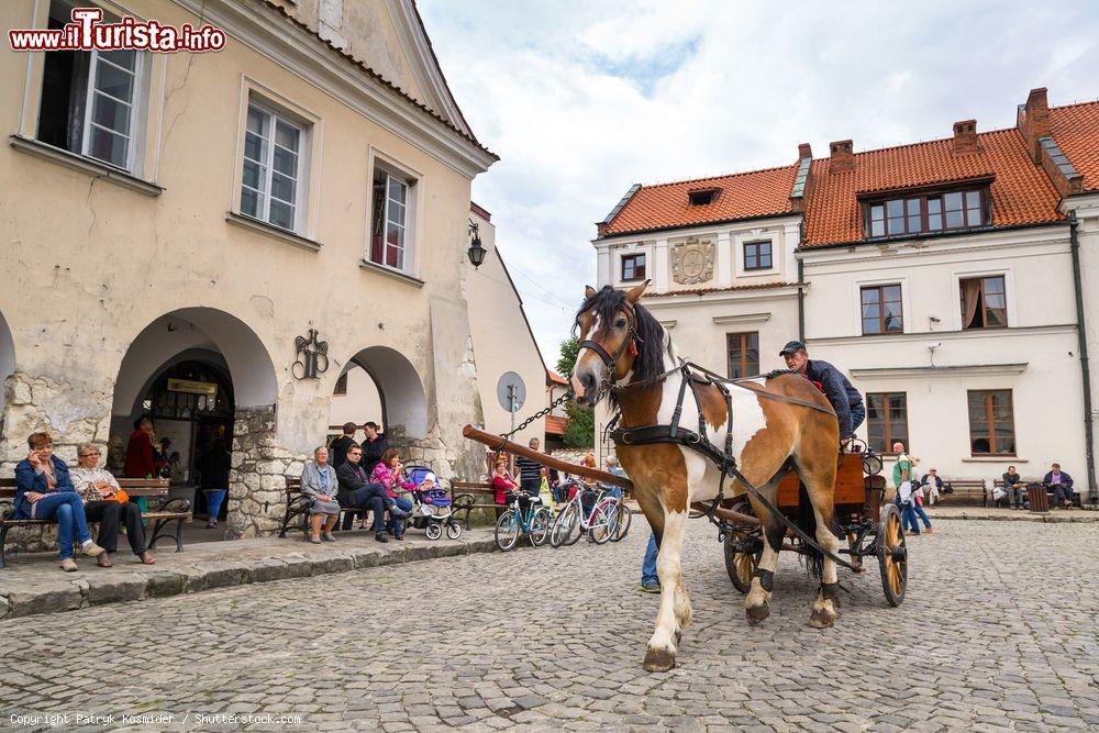 Immagine Gente in relax nel centro storico di Kazimierz Dolny, Polonia: è una graziosa località artistica del paese con molte gallerie di pittori - © Patryk Kosmider / Shutterstock.com