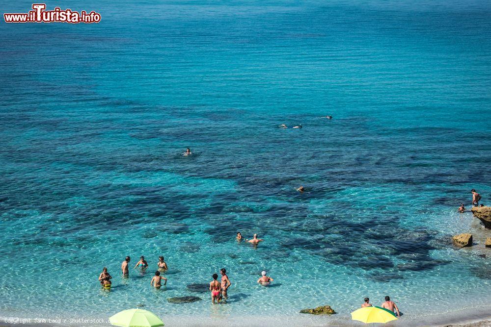 Immagine Gente in relax nell'acqua cristallina di San Giovanni di Sinis, Cabras, Sardegna. Un tempo borgo di pescatori, San Giovanni di Sinis è oggi una rinomata località balneare - © Jana Land / Shutterstock.com