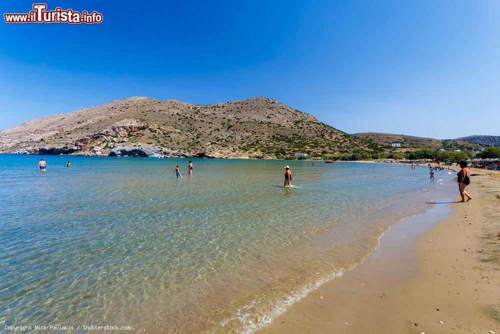 Immagine Gente in relax sulla spiaggia di Galissas a Syros, Grecia: questo tratto di costa è uno dei pochi sabbiosi dell'intera isola - © Nick Pavlakis / Shutterstock.com