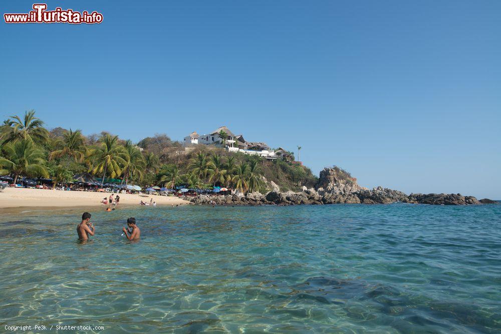 Immagine Gente in relax sulla spiaggia di Playa Manzanillo, Puerto Escondido, Messico - © Pe3k / Shutterstock.com