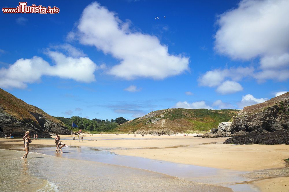 Immagine Gente in spiaggia a Belle Ile en Mer, Francia, in estate. La principale fonte di reddito per questo territorio francese è il turismo: lunga la costa si affacciano ben 58 fra spiagge e calette.