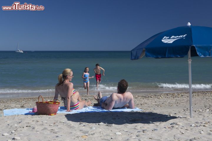 Immagine Gente in spiaggia a La Grande Motte, Camargue, Francia. Questa bella località situata fra Nimes e Montpellier, nella Piccola Camargue, possiede una decina di chilometri di costa per il piacere dei vacanzieri.