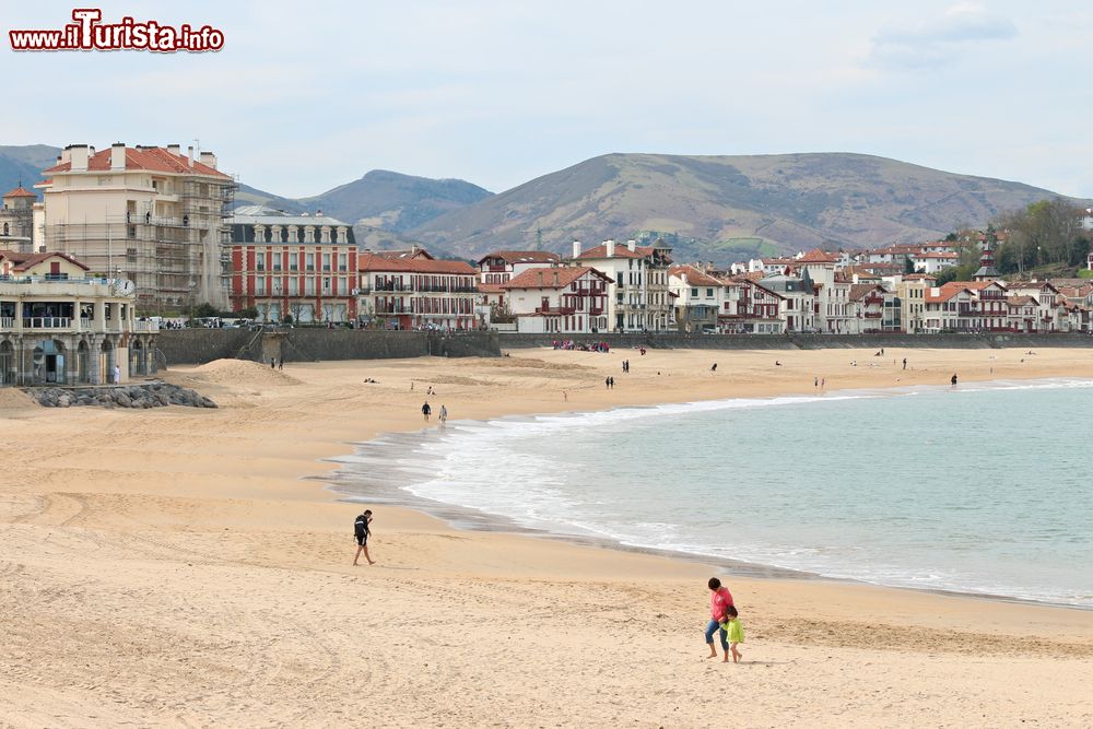 Immagine Gente in spiaggia a Saint-Jean-de-Luz, Francia. Questa celebre località balneare della costa basca è nota anche per la storia e il patrimonio architettonico.