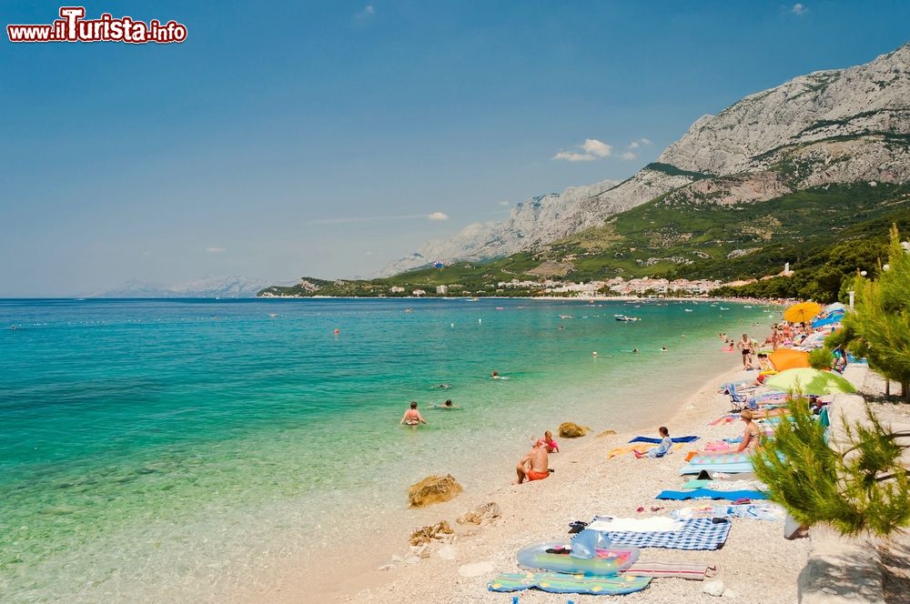 Immagine Gente in spiaggia a Tucepi, Croazia. E' una delle destinazioni turistiche più popolari del paese.