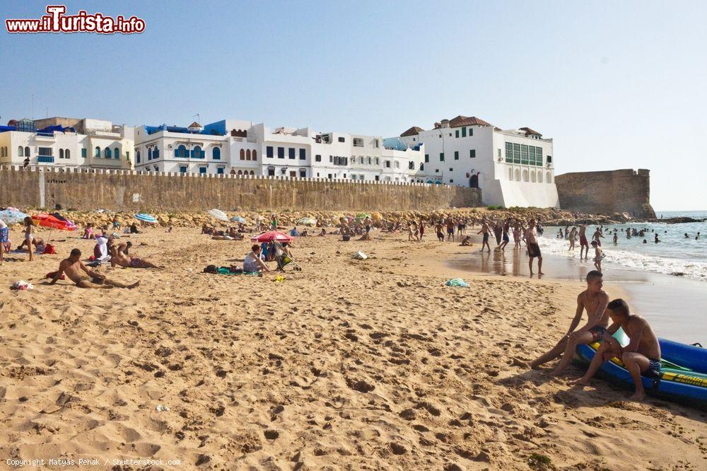 Immagine Gente in spiaggia ad Asilah, Marocco. Questa piccola città marocchina, conosciuta anche come Arzila, dispone di alcune belle spiagge. L'economia è basata prevalentemente sul turismo - © Matyas Rehak / Shutterstock.com