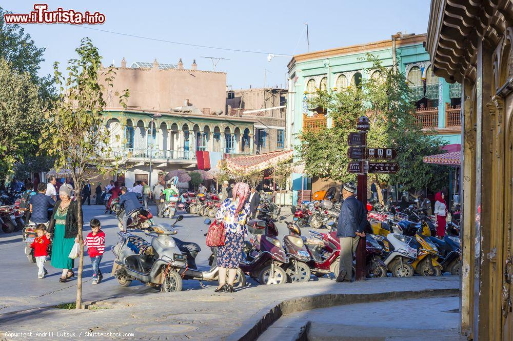 Immagine Gente in strada nella città di Kashgar, Cina occidentale - © Andrii Lutsyk / Shutterstock.com