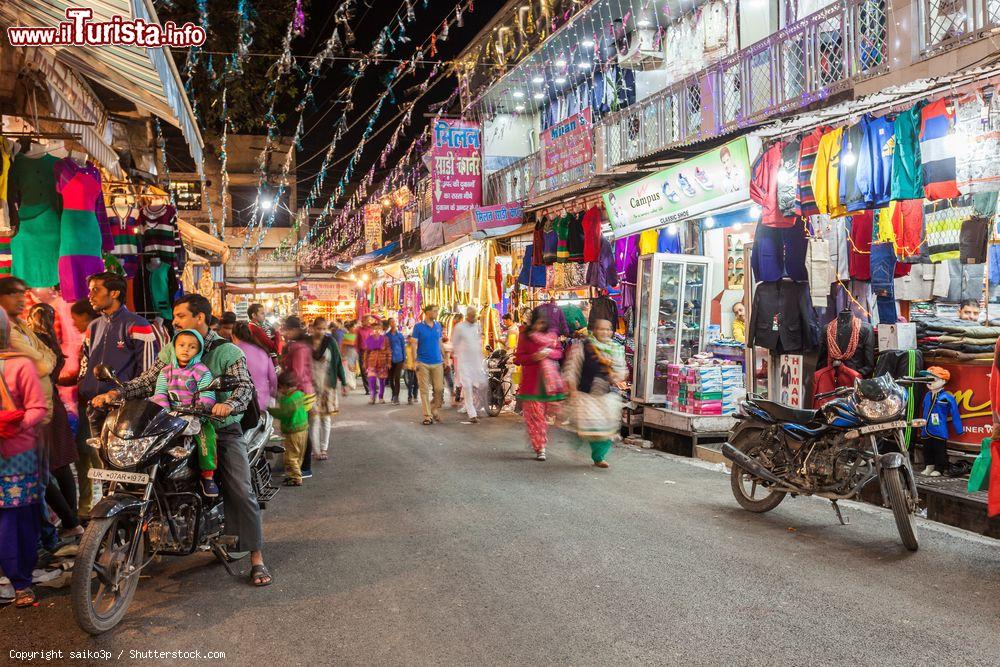 Immagine Gente in strada per il Diwali Festival a Rishikesh, India. Si tratta di un'antica festa indù celebrata ogni anno in tutta l'India: simboleggia la vittoria del bene sul male. Durante questi giorni si usa accendere delle candele o lampade tradizionali chiamate diya - © saiko3p / Shutterstock.com