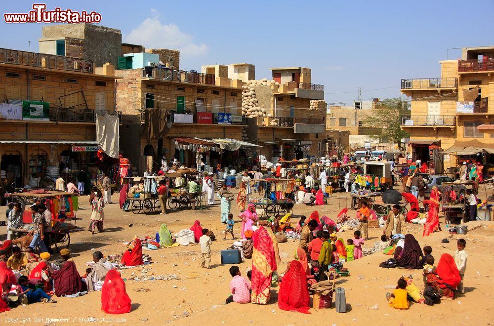 Immagine Gente in un mercato della città di Jaisalmer, Rajasthan, India. Questa cittadina è chiamata anche Città d'Oro per l'utilizzo della pietra gialla utilizzata in architettura- © Don Mammoser / Shutterstock.com