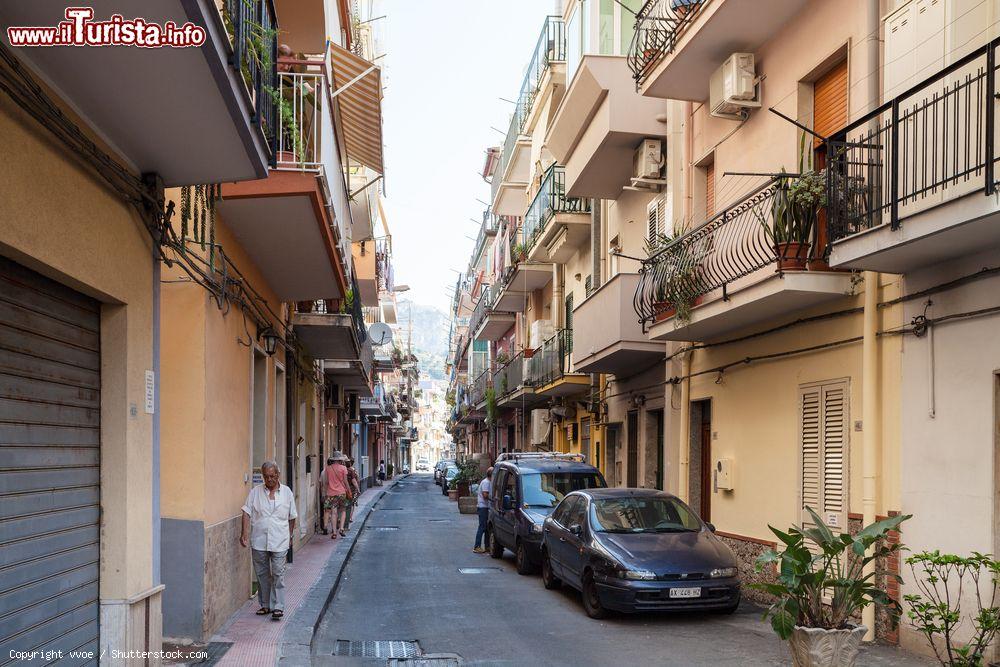 Immagine Gente in una stradina di Giardini Naxos, provincia di Messina, Sicilia - © vvoe / Shutterstock.com