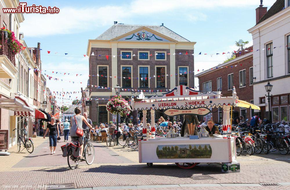 Immagine Gente nel centro storico di Brielle, Olanda, in estate. Questa bella cittadina è spesso animata da manifestazioni culturali ed eventi dedicati a tutte le età. In questa immagine, l'immancabile carretto dei gelati - © jorisvo / Shutterstock.com