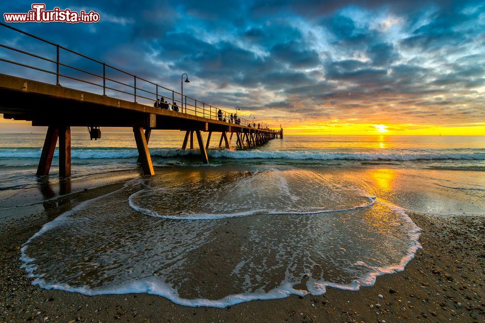 Immagine Gente passeggia al tramonto sul molo di Glenelg Beach, Adelaide (Australia).