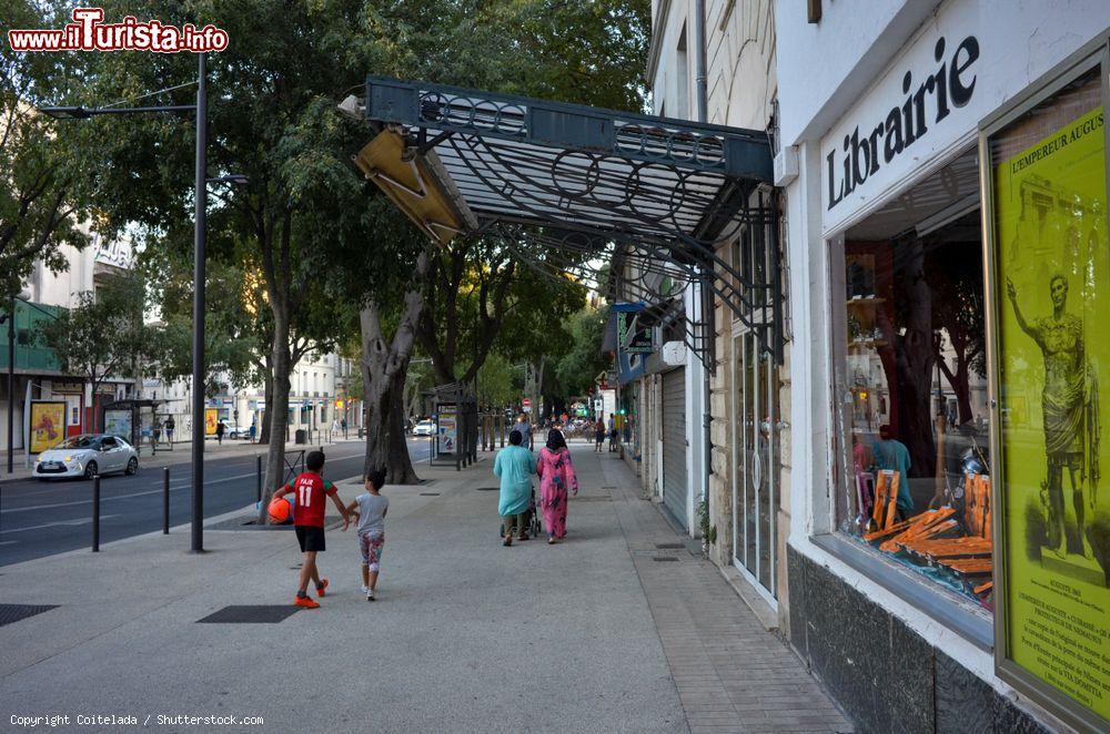 Immagine Gente passeggia lungo Boulevard Amiral Courbet a Nimes, Francia - © Coitelada / Shutterstock.com