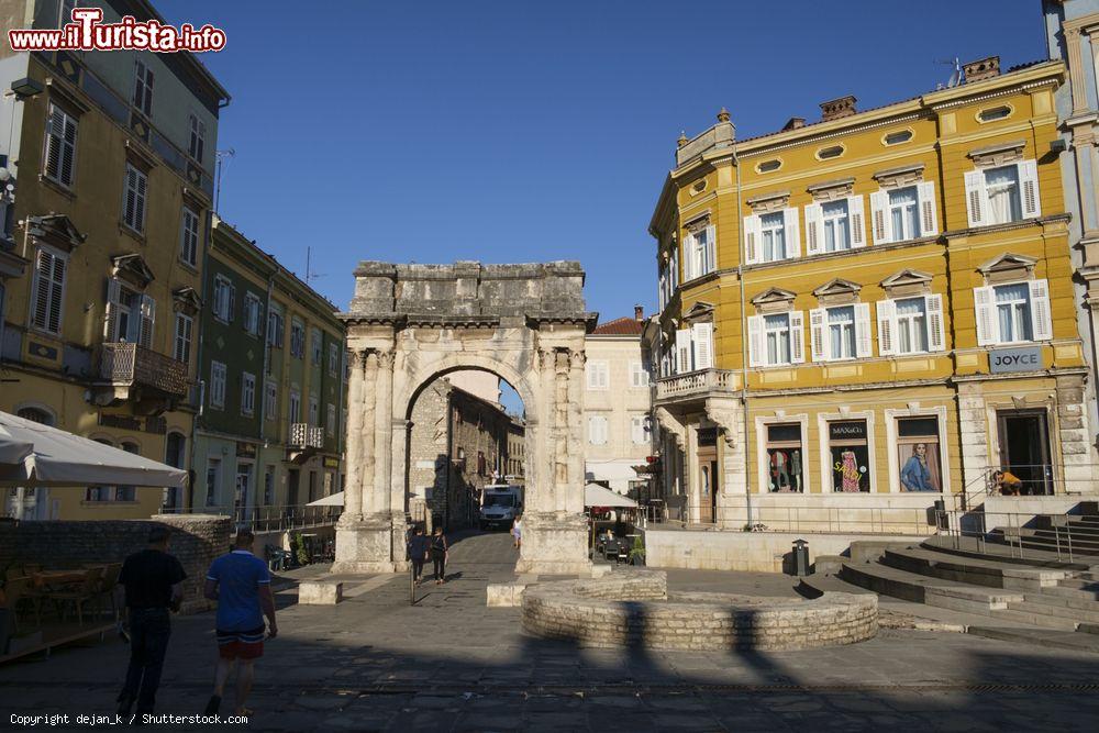 Immagine Gente passeggia sotto l'arco dei Sergi a Pola, Croazia - © dejan_k / Shutterstock.com