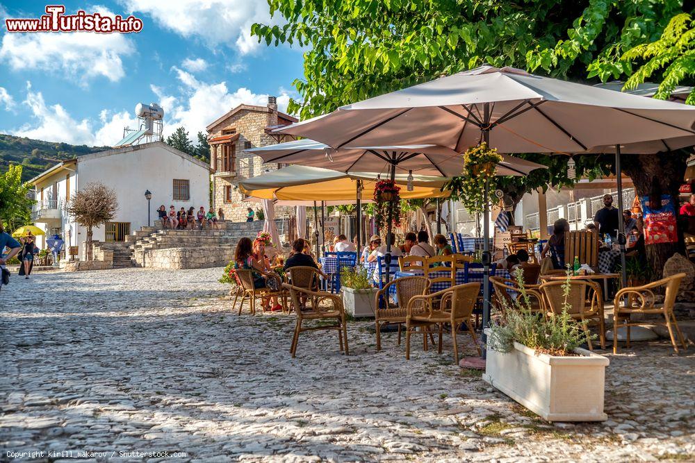 Immagine Gente seduta in un caffé all'aperto nel villaggio di Omodos, Cipro - © kirill_makarov / Shutterstock.com