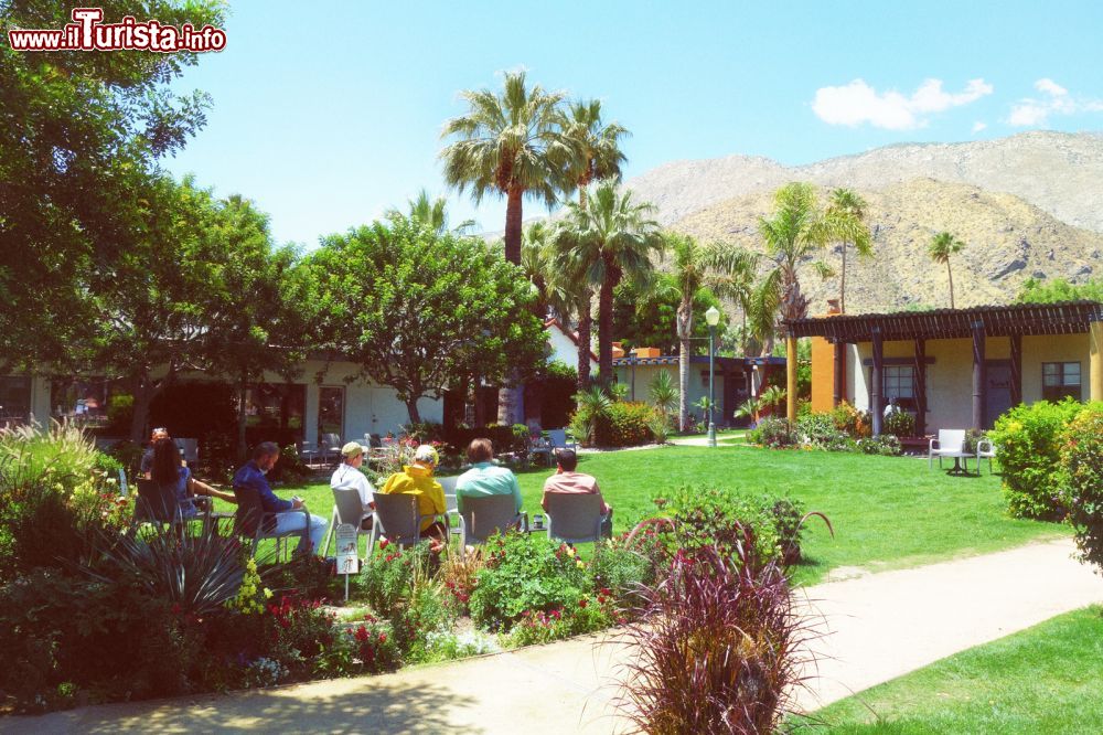 Immagine Gente seduta in un giardino davanti ad una casa a Palm Springs, California.