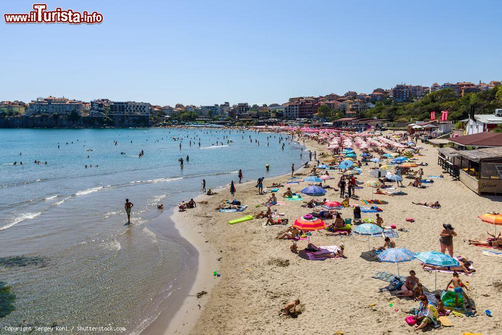 Immagine Gente su una spiaggia pubblica di Sozopol in estate, Bulgaria. Erede dell'Apollonia pontica, questa città è la più antica della costa bulgara del Mar Nero - © Sergey Kohl / Shutterstock.com