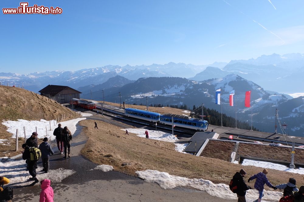 Immagine Gente sulla cima del monte Rigi, a Rigi Kaltbad, Svizzera. Questa montagna delle Prealpi Svizzere è conosciuta anche come la "regina delle montagne".