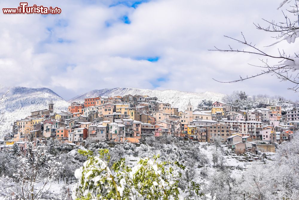 Immagine Gerano, il borgo ad est di Roma fotografato dopo una nevicata primaverile (Lazio).
