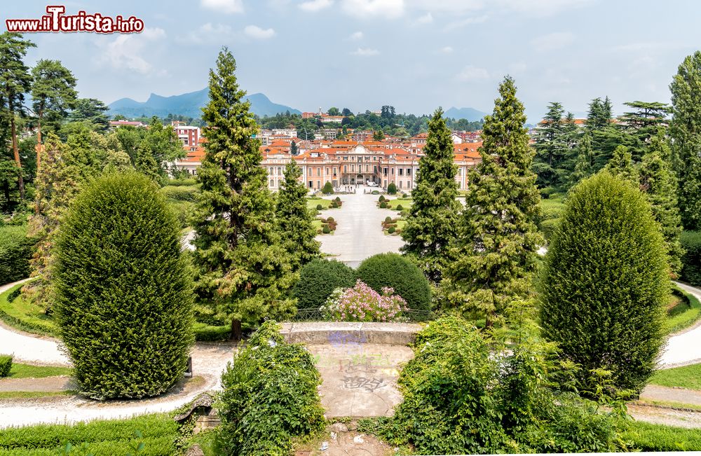 Immagine Palazzo Estense a Varese e i suoi giardini, Lombardia. Si tratta di una delle mete turistiche più popolari della cittadina.