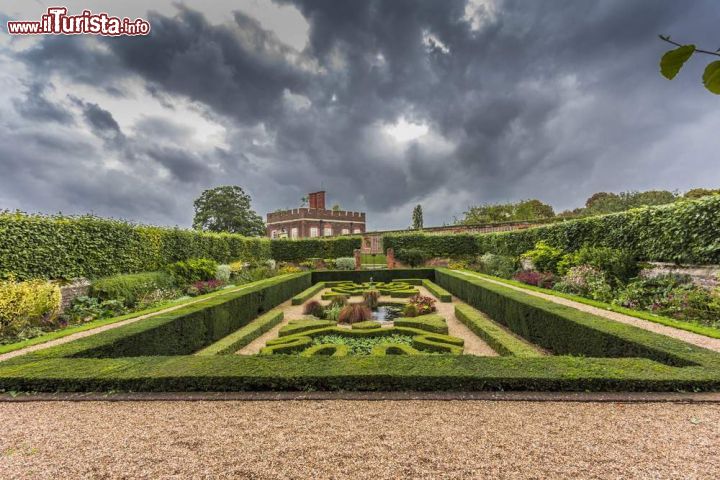 Immagine Giardini di Hampton Court Palace a Londra, Inghilterra. Questo palazzo reale, situato nel distretto londinese di Richmond upon Thames, ospita un bel parco con giardino alla francese  sede, ogni anno, di prestigiose manifestazioni fra cui Hampton Court Palace Festival e Flower Show  - © Alexandra Reinwald / Shutterstock.com