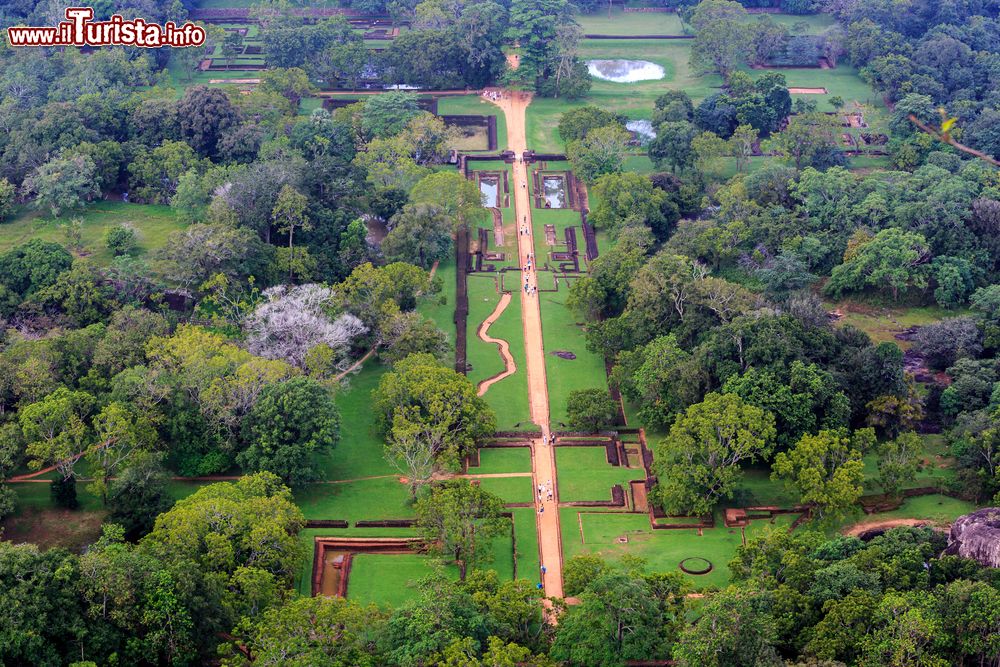 Immagine I giardini alla base della Lion Rock visti dall'alto della fortezza di Sigiriya, nel centro dello Sri Lanka.