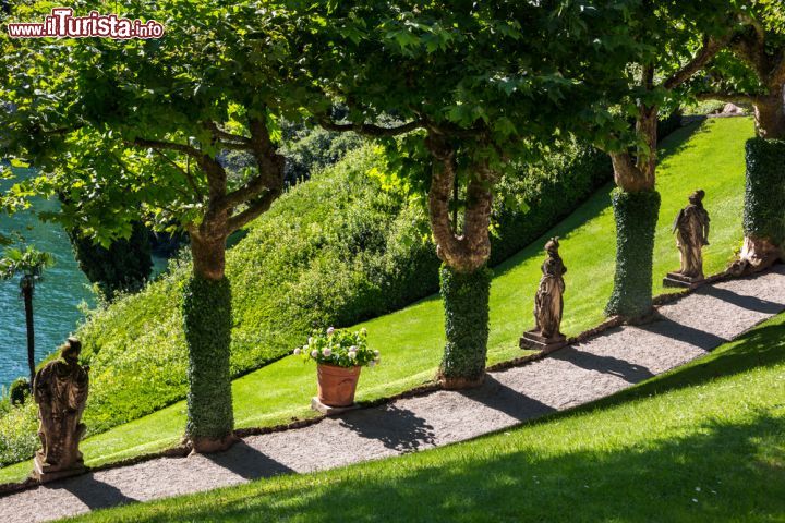 Immagine Un elegante giardino a Bellagio, sul lago di Como. Bellagio è un luogo ideale per rilassarsi godendosi il panorama, la quiete del lago ed effettuando qualche escursione nelle montagne lombarde - foto © mervas / Shutterstock.com