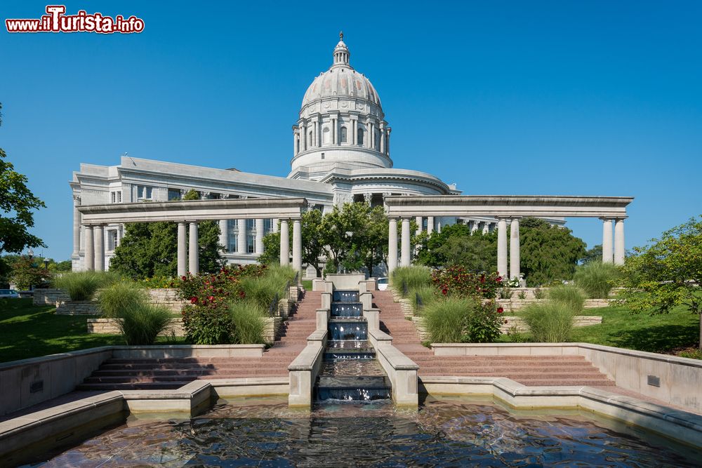 Immagine Giardino e fontana del Campidoglio americano a Jefferson City, Missouri.