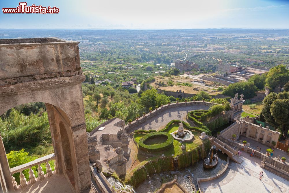 Immagine Giardino e fontana di Villa d`Este visti dall'alto a Tivoli, Lazio. Questo splendido parco, opera di Pirro Ligorio, si snoda fra terrazze e pendii; le fontane sono alimentate tramite il sistema dei vasi comunicanti.