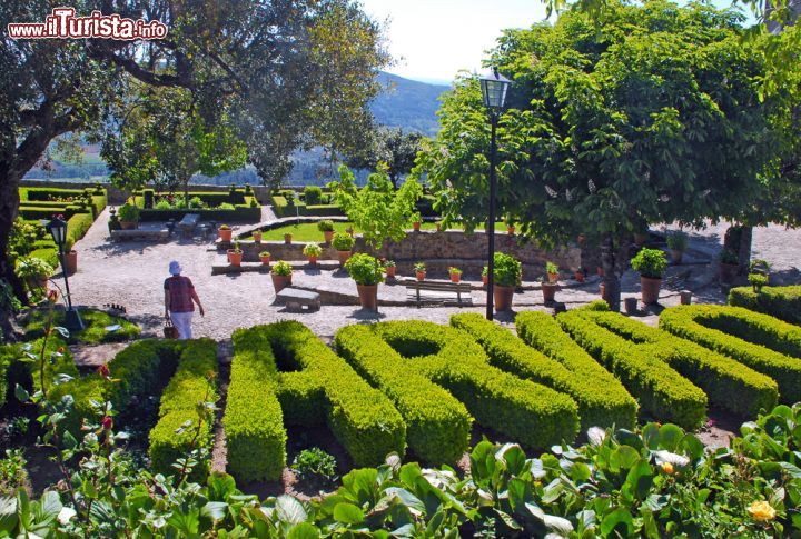 Immagine Giardino ornamentale nel villaggio medievale di Marvao, Portogallo: siamo nella serra dell'Alto Alentejo - © InnaFelker / Shutterstock.com