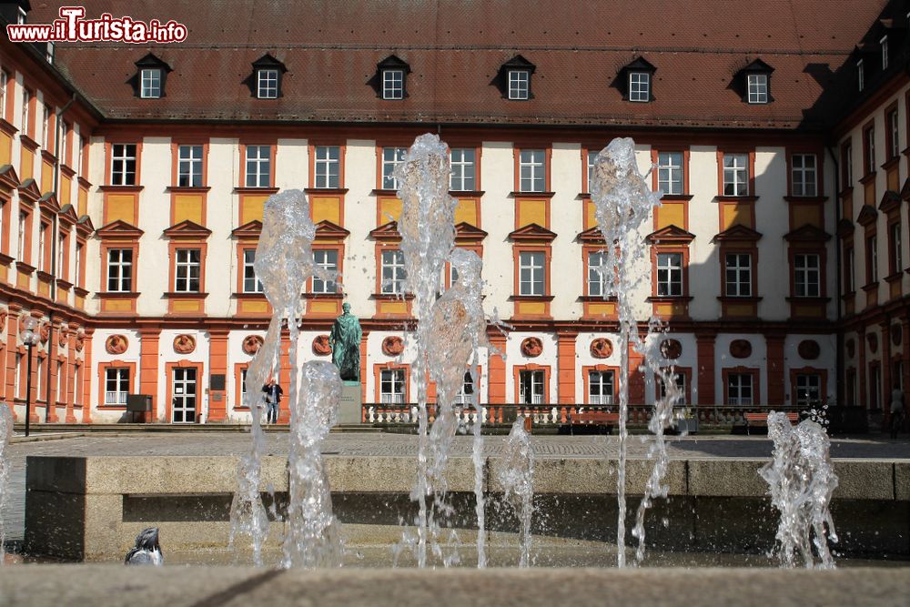Immagine Giochi d'acqua in una fontana del centro cittadino di Bayreuth, Germania.
