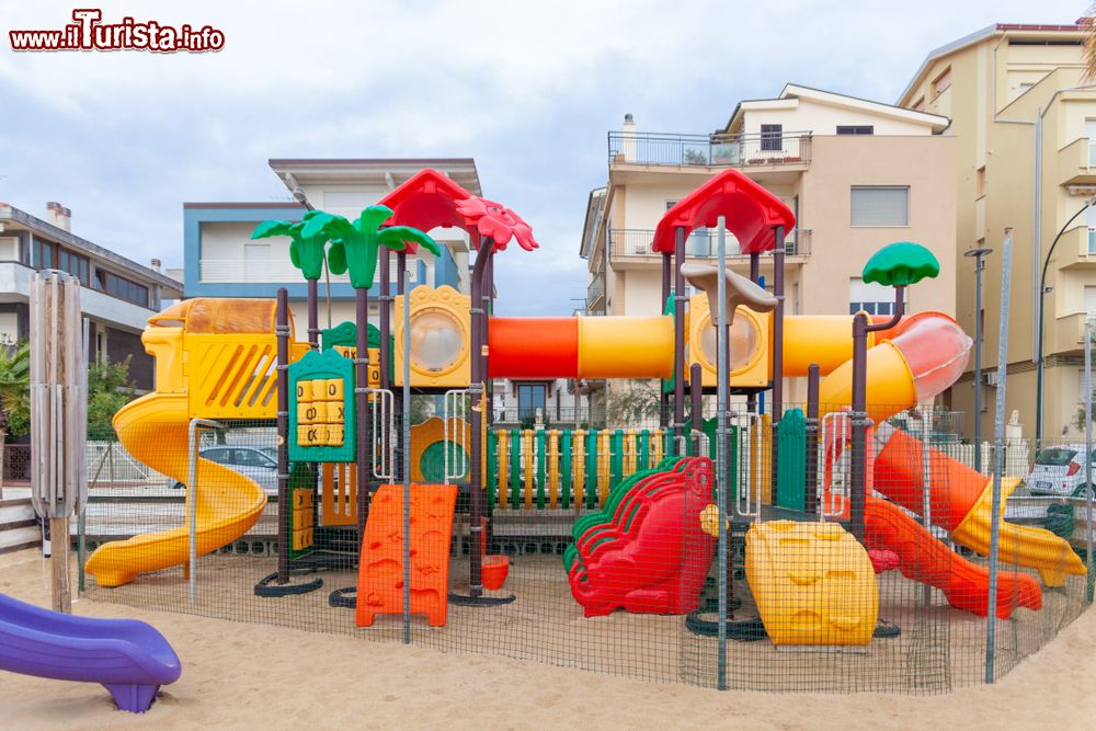 Immagine Giochi per bambini su una spiaggia di Roseto degli Abruzzi, provincia di Teramo.