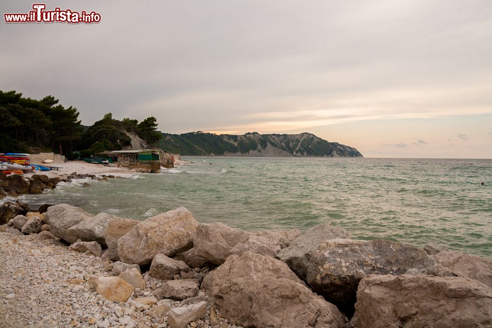 Immagine Giornata nuvolosa a Portonovo nelle Marche