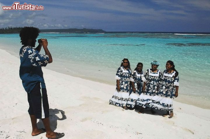 Immagine Giorno di festa a Mar, Nuova Caledonia: donne in abiti tradizionali in posa per una fotografia.