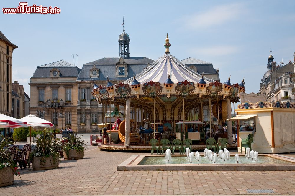 Immagine Giostra nel centro storico di Troyes, Francia.