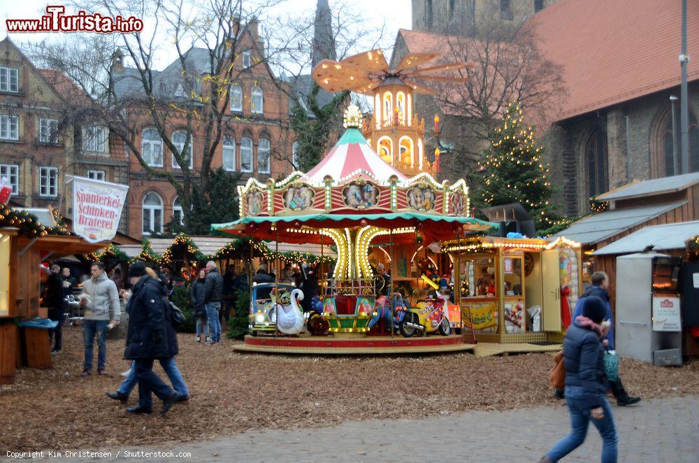 Immagine Una giostra per bimbi nel mercatino di Natale di Flensburg, Germania - © Kim Christensen / Shutterstock.com