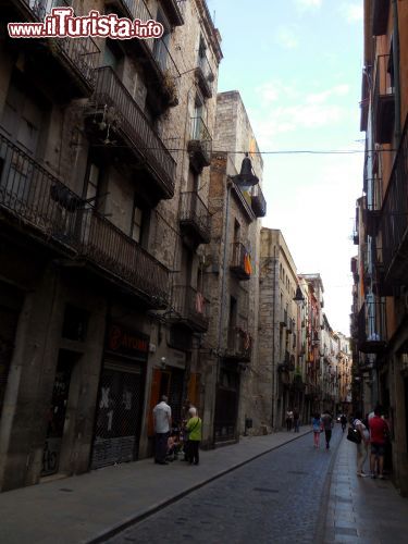 Immagine Girona, Carrer dels ballesteries: è una delle strade del centro, che corre parallela al fiume.  Da qui il Passatge d'en Miquel Gomez conduce al Pont d'en Gomez, che attraversa l'Onyar.