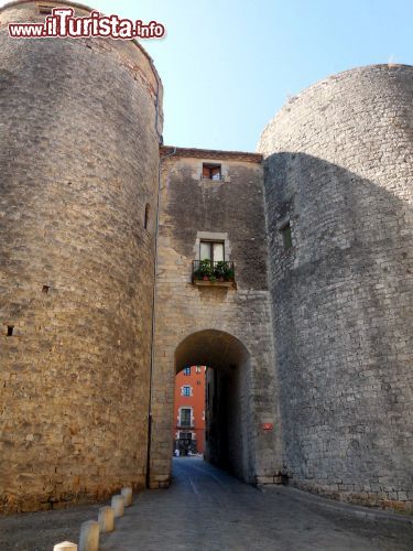 Immagine Girona, centro storico: siamo nella Força Vella della città. Varcata questa porta medievale si accede alla piazza dove sorge la cattedrale di Santa Maria.