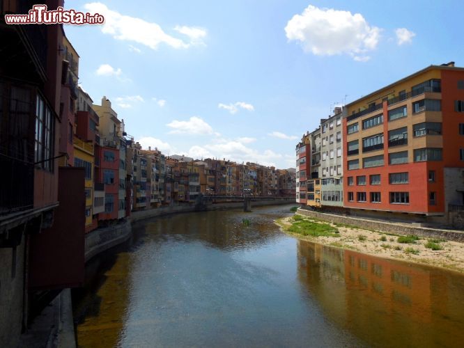 Immagine Girona, il fiume Onyar: una veduta dell'ampia ansa che il fiume compie attraversando il centro della città catalana, la cui veduta complessiva ricorda vagamente quella del Lungarno di Firenze.