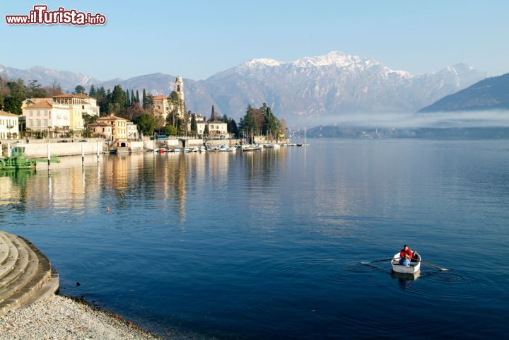 Immagine Gita in barca con il fondale incantato di Tremezzo, il Lago di Como e le vette delle Alpi lombarde - © Stefano Ember / Shutterstock.com