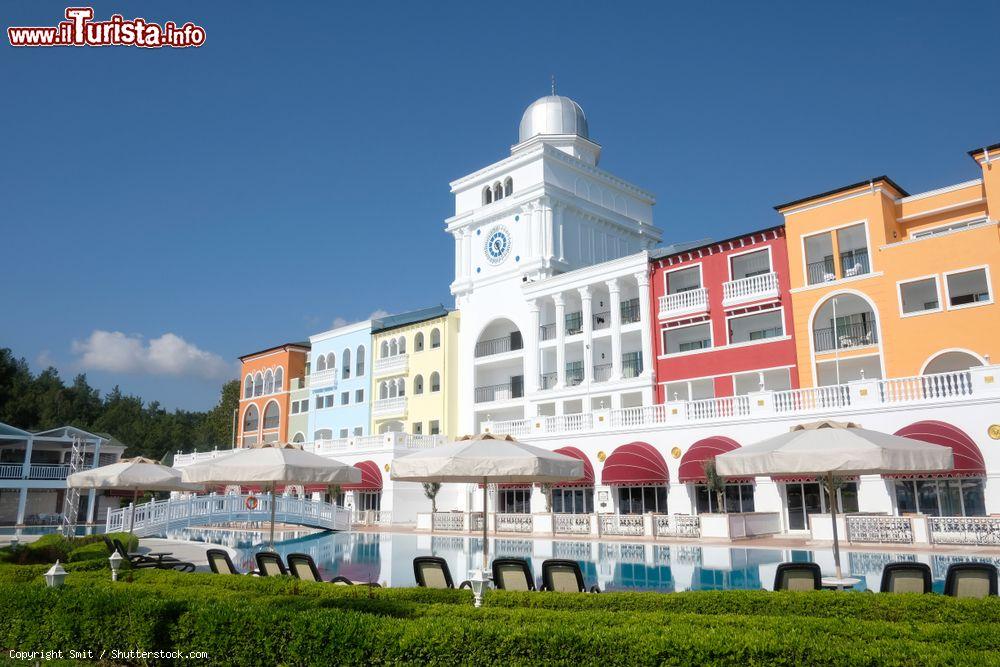 Immagine Gli edifici colorati del resort Amara Dolce Vita Luxury Hotel a Tekirova, Turchia - © Smit / Shutterstock.com