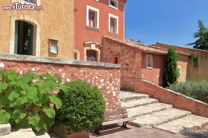 Immagine Gli edifici di Roussillon (Francia) hanno le infinite sfumature di giallo, rosso, arancio e rosa dell'ocra. Fino al secolo scorso l'attività estrattiva di questo pgmento naturale occupava quasi tutti gli abitanti del paese -  © Inu / Shutterstock.com