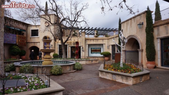 Immagine Gli edifici di Tlaquepaque a Sedona, Arizona. In questo caratteristico villaggio commerciale ci sono botteghe artigiane e gallerie di negozi - © Tang Yan Song / Shutterstock.com