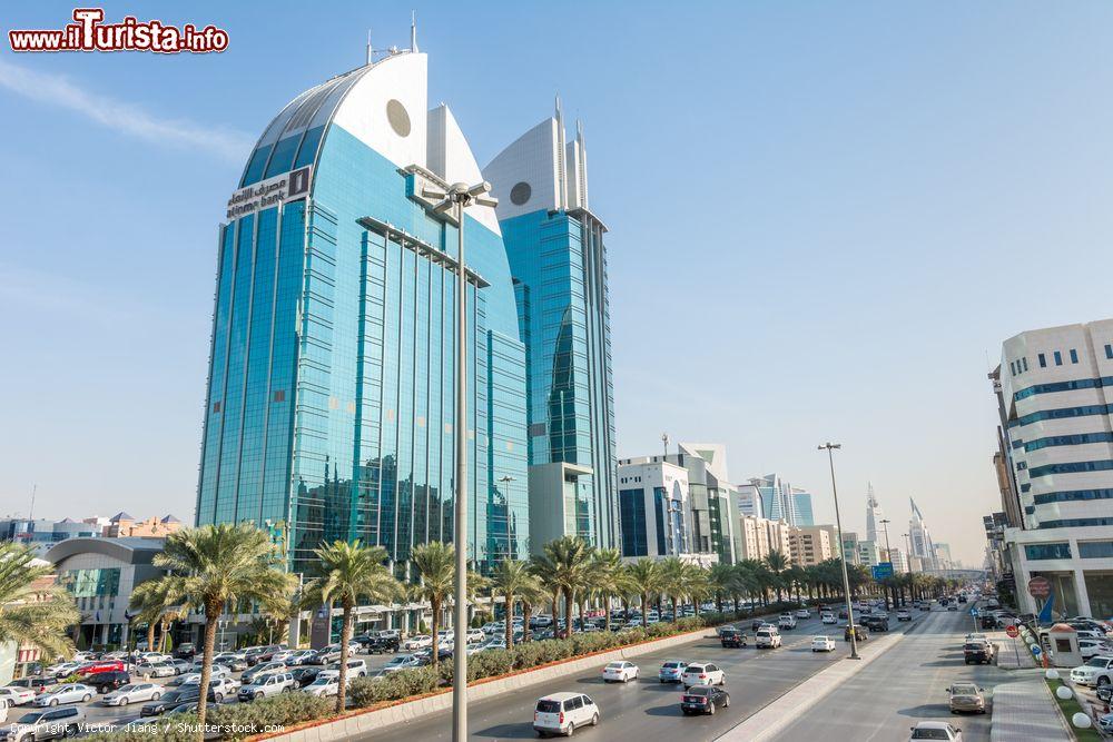 Immagine Gli edifici gemelli dell'Alinma Bank nella città di Riyadh, Arabia Saudita. Sono costruiti a forma di pesce - © Victor Jiang / Shutterstock.com