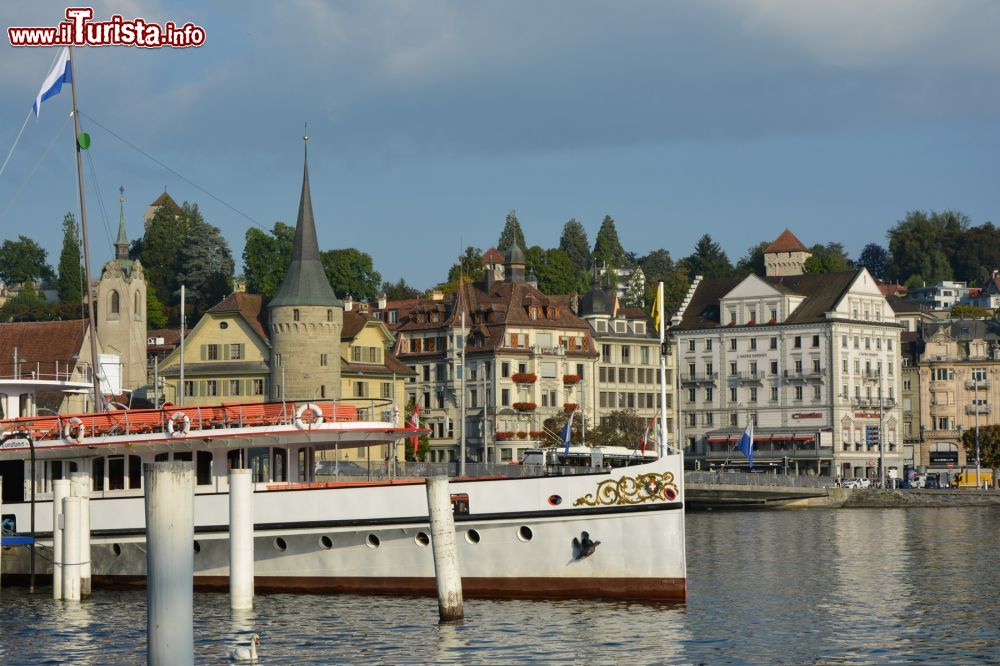 Immagine Gli eleganti palazzi antichi affacciati sul lago a Lucerna (Svizzera). Quarto della nazione per dimensione, il lago ha una forma contorta con pieghe e rami che conducono alla città e alle montagne.