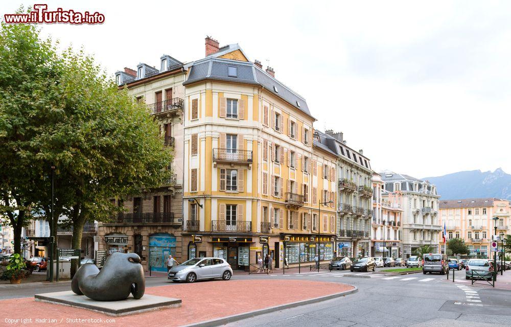 Immagine Gli uffici del Century 21 in Place du Revard a Aix-les-Bains, Francia. Questo centro immobiliare americano si trova nella piazza centrale del paese a pochi minuti a piedi dal Casino Grand Cercle - © Hadrian / Shutterstock.com